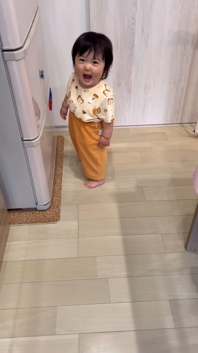 起きて部屋を見回る1歳の女の子
