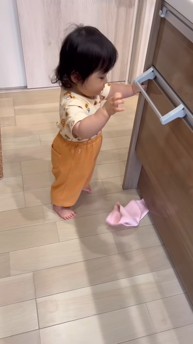 起きて部屋を見回る1歳の女の子