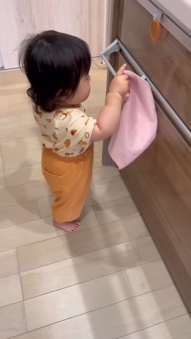 起きて部屋を見回る1歳の女の子