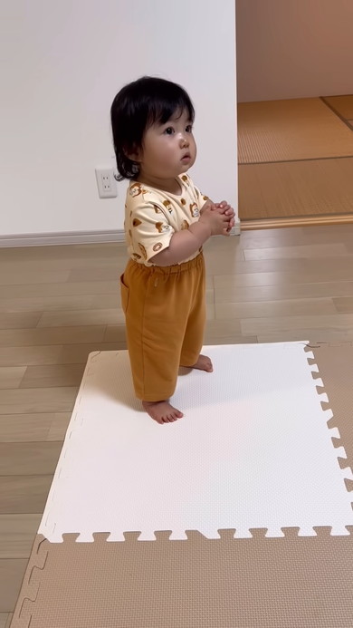起きて部屋を見回る1歳の女の子