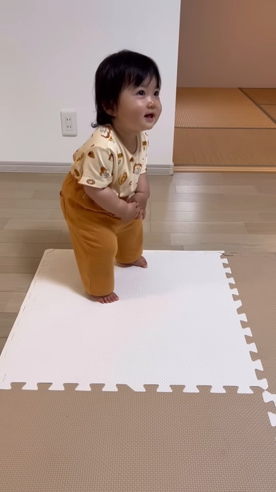 起きて部屋を見回る1歳の女の子