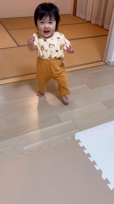 起きて部屋を見回る1歳の女の子