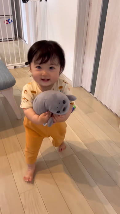起きて部屋を見回る1歳の女の子