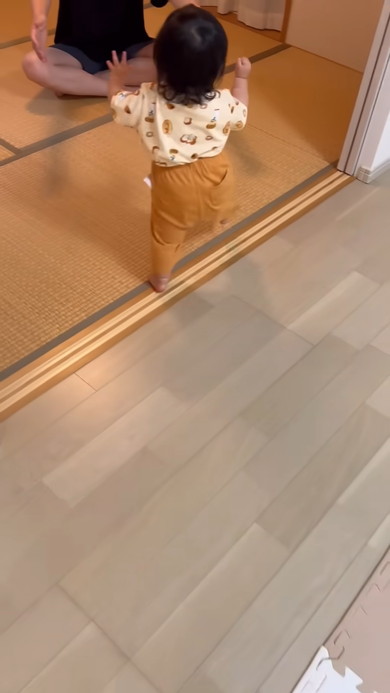 起きて部屋を見回る1歳の女の子