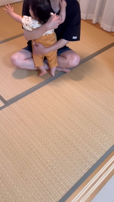 起きて部屋を見回る1歳の女の子
