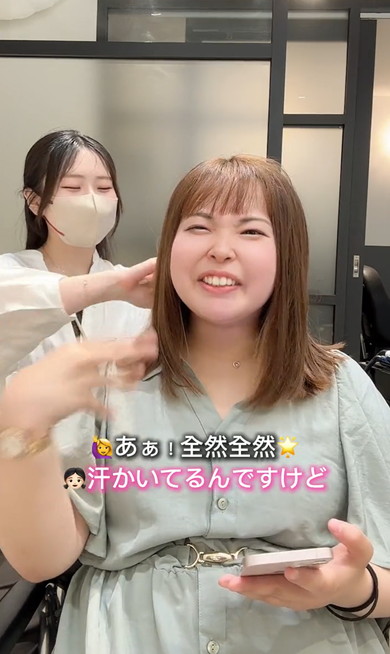 デート前の女性をヘアセット