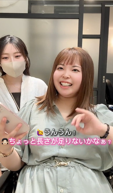 デート前の女性をヘアセット