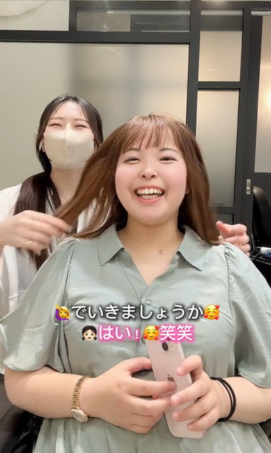 デート前の女性をヘアセット
