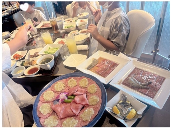 家族で叙々苑を楽しむ辻希美