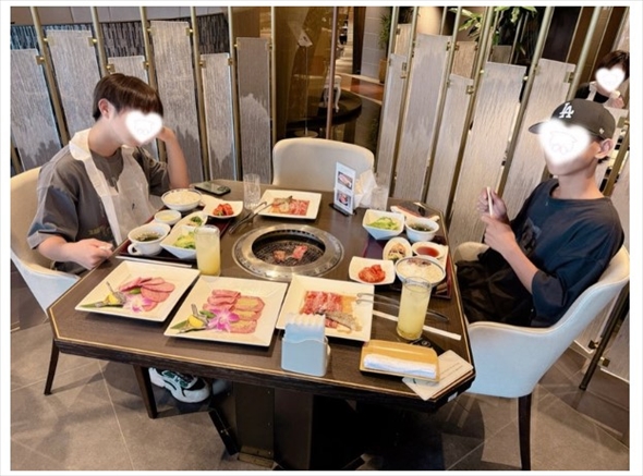 家族で叙々苑を楽しむ辻希美