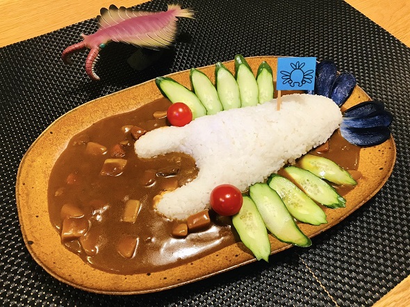 古生代の生物をモチーフにした料理のイラストを再現した写真
