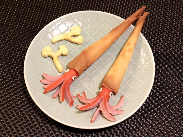 古生代の生物をモチーフにした料理のイラストを再現した写真