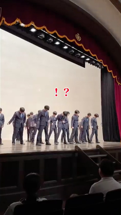 サラリーマンたちがチアリーディングを披露