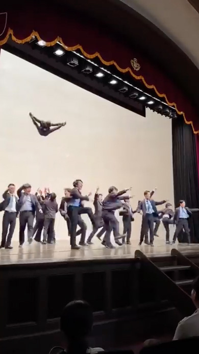 サラリーマンたちがチアリーディングを披露