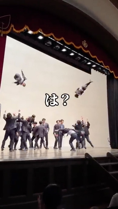 サラリーマンたちがチアリーディングを披露