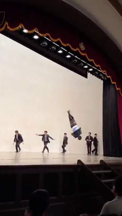 サラリーマンたちがチアリーディングを披露