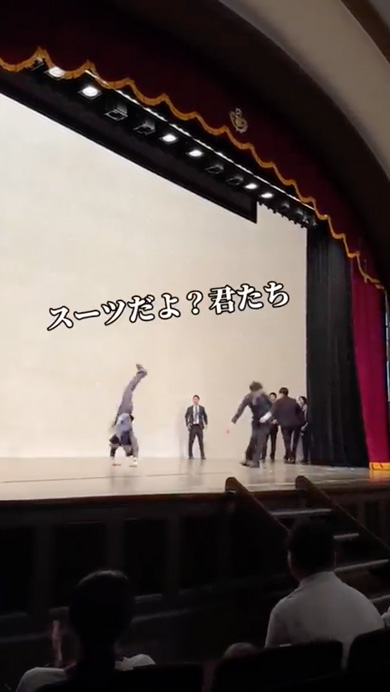 サラリーマンたちがチアリーディングを披露