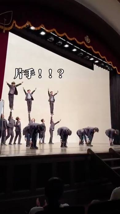 サラリーマンたちがチアリーディングを披露