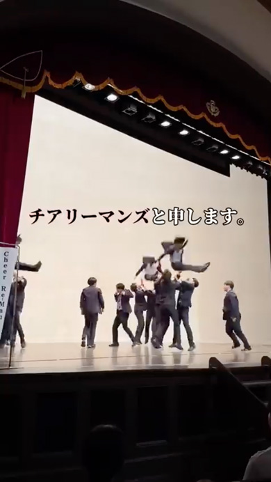 サラリーマンたちがチアリーディングを披露