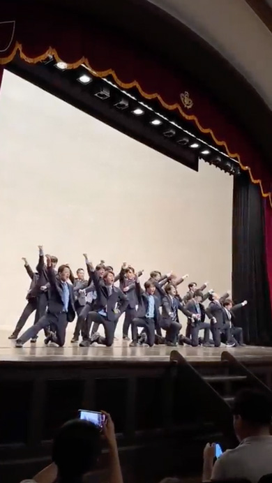 サラリーマンたちがチアリーディングを披露