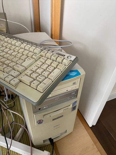 旧式のPC＆ブラウン管ディスプレイで名作ゲーム「ひぐらしのなく頃に」を起動した現役高校生
