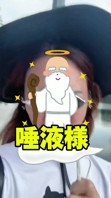 眠っている間に口内細菌が増殖していると解説する歯科医