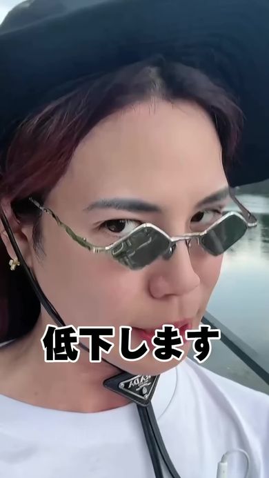 眠っている間に口内細菌が増殖していると解説する歯科医