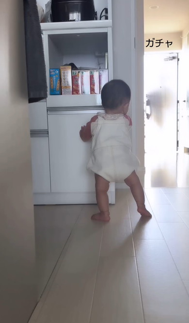 パパをお出迎えする赤ちゃん