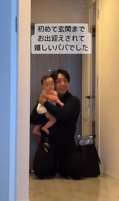 パパをお出迎えする赤ちゃん