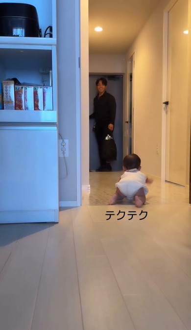パパをお出迎えする赤ちゃん