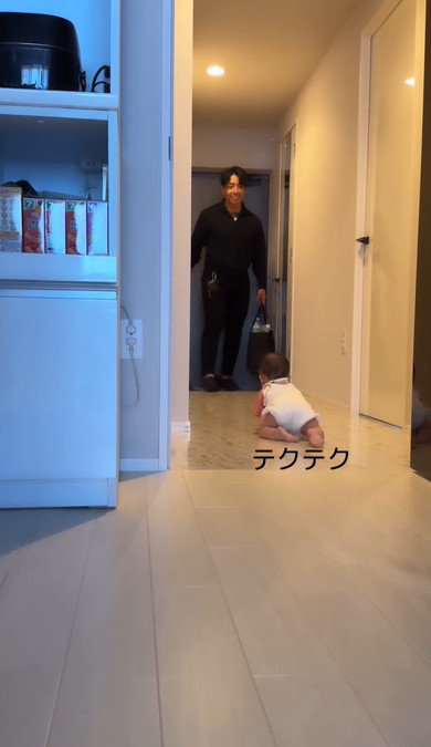 パパをお出迎えする赤ちゃん