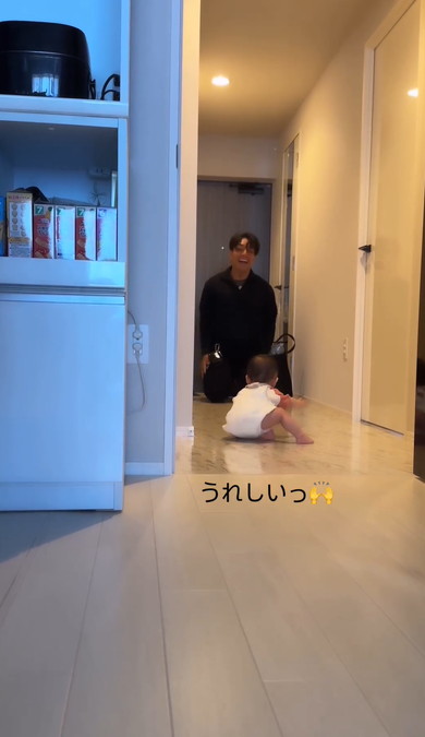 パパをお出迎えする赤ちゃん