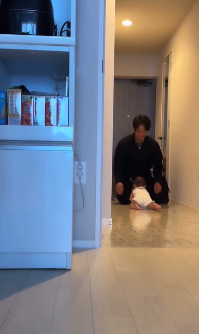 パパをお出迎えする赤ちゃん