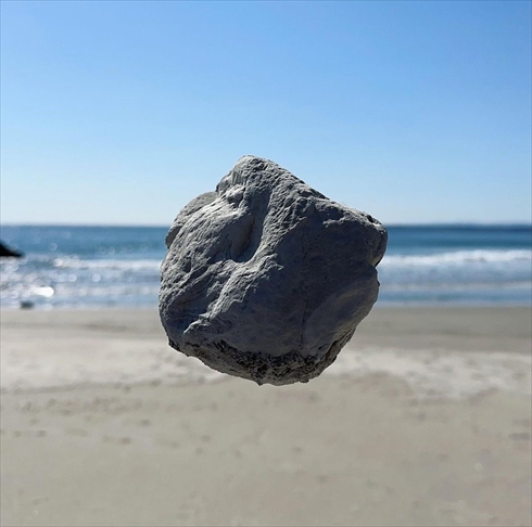 石が空中に浮いているマグリットみたいな写真