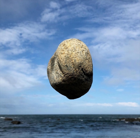 石が空中に浮いているマグリットみたいな写真