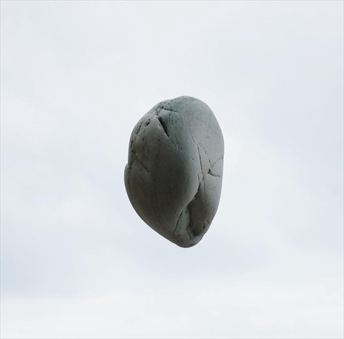 石が空中に浮いているマグリットみたいな写真