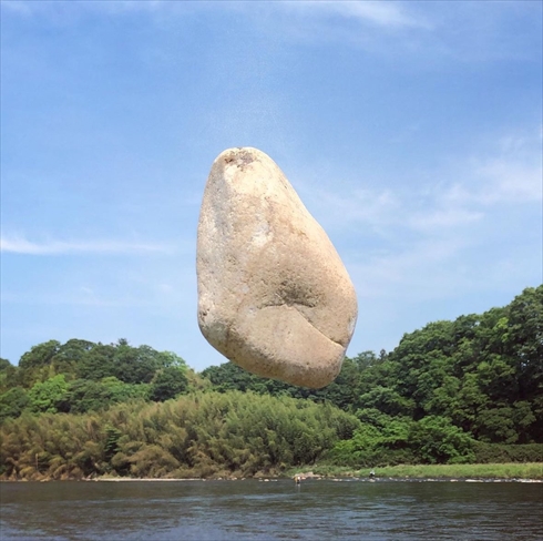 石が空中に浮いているマグリットみたいな写真