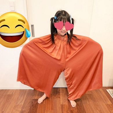 大人用のワイドパンツを着てトイレから戻ってきた母親を驚かせる娘