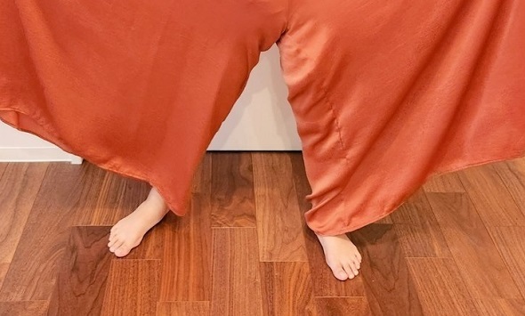 大人用のワイドパンツを着てトイレから戻ってきた母親を驚かせる娘