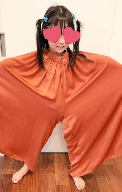 大人用のワイドパンツを着てトイレから戻ってきた母親を驚かせる娘