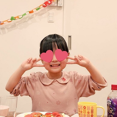 娘の5歳の誕生日を祝う様子
