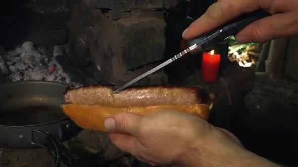 かまどでホットドッグ作り