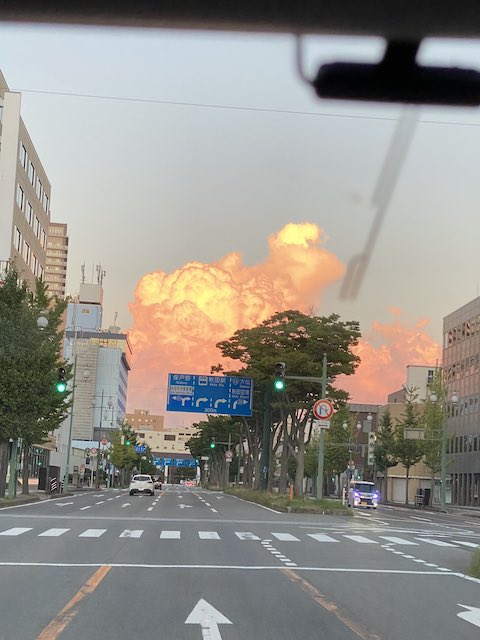 入道雲 爆発 秋田駅 夕陽
