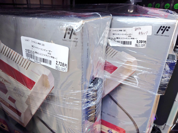 左はシール無し3000円のファミコン、右はシールあり1万円のファミコン