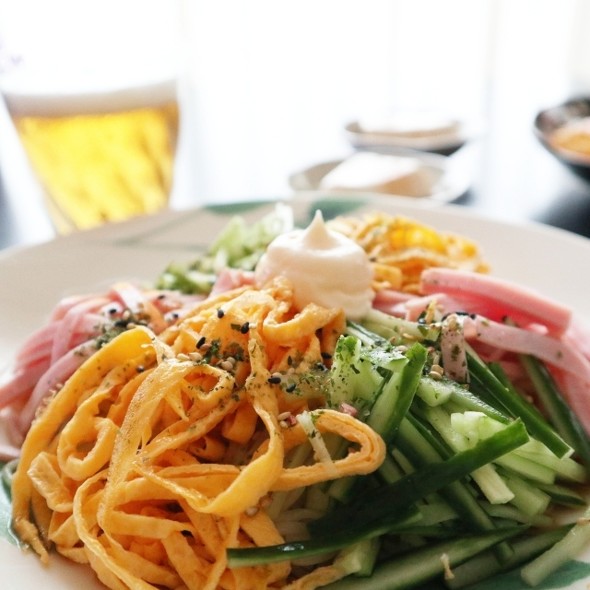 マヨネーズを添えた冷やし中華の画像