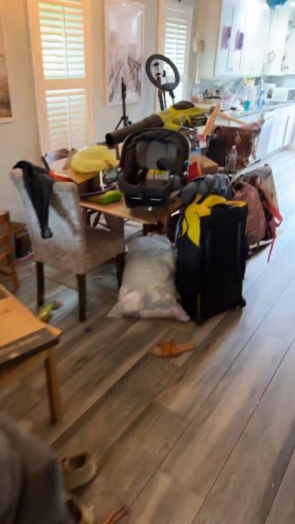 物やごみでごちゃごちゃな部屋