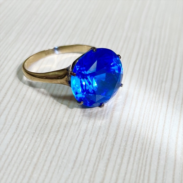 母から譲り受けた祖母の巨大サファイアリング