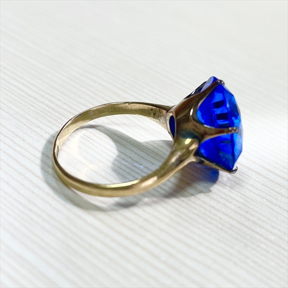 母から譲り受けた祖母の巨大サファイアリング