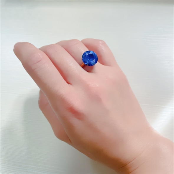 母から譲り受けた祖母の巨大サファイアリング