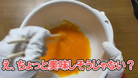 中華料理の三不沾を作るため黄身と砂糖を混ぜる